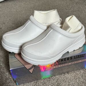 Used. Women’s  Tasman UGG fuzzy clogs, white size 8